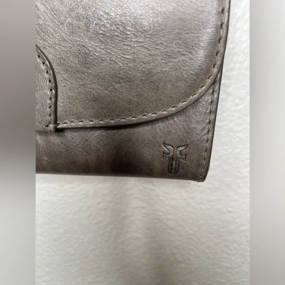 NWOT Frye Melissa gray Distressed Leather Flap Crossbody Wallet - Picture 3 of 11